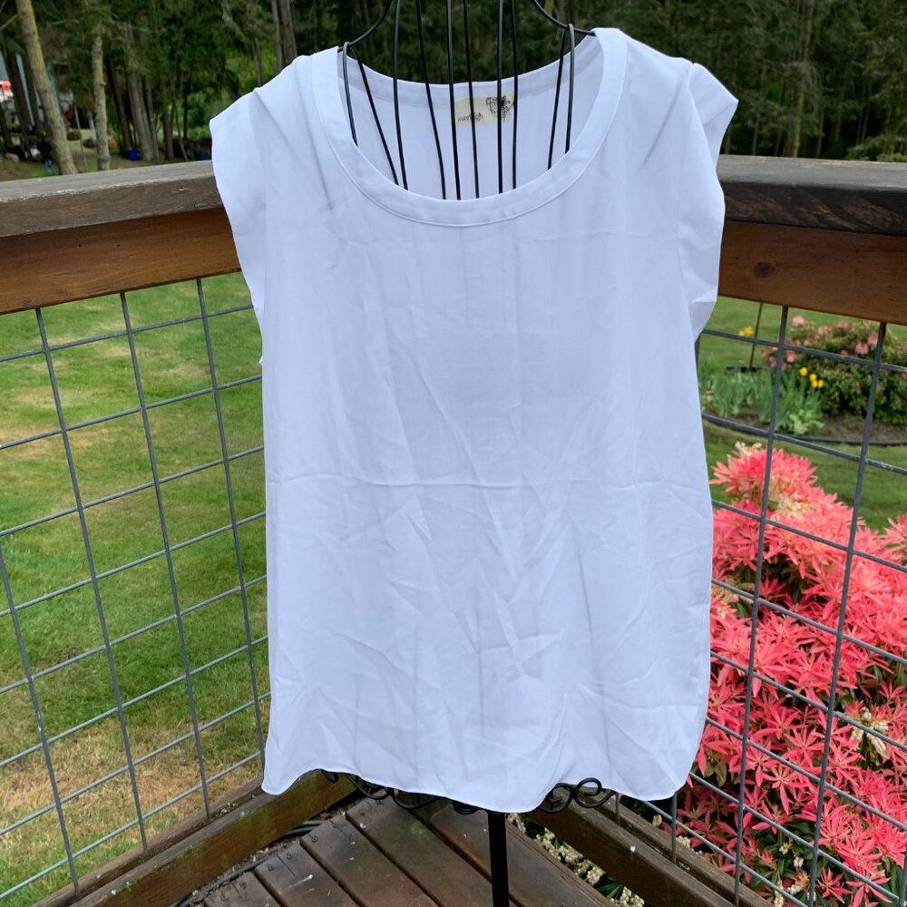 Everleigh Women's size Medium White Sleeveless Hi-Low Blouse